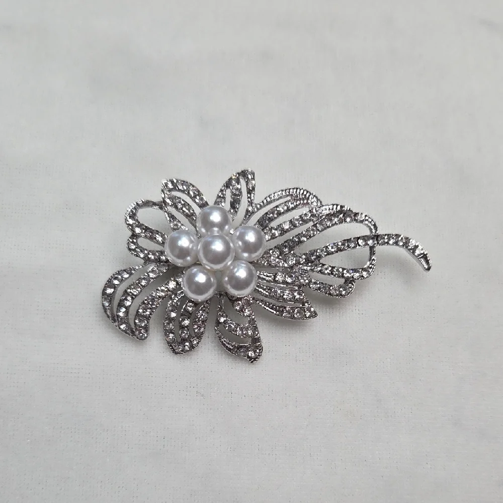 Women's Silver Rhinestone Floral Pearl Bouquet Brooch Rhinestones Elegant NWOT